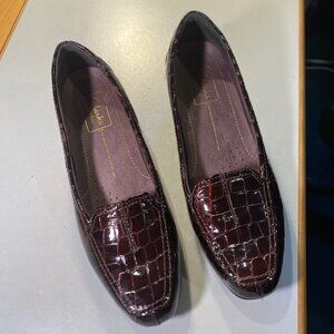 Clarks - Size 7N - Women's Everyday Croc-Embossed Reddish Brown Leather Loafers